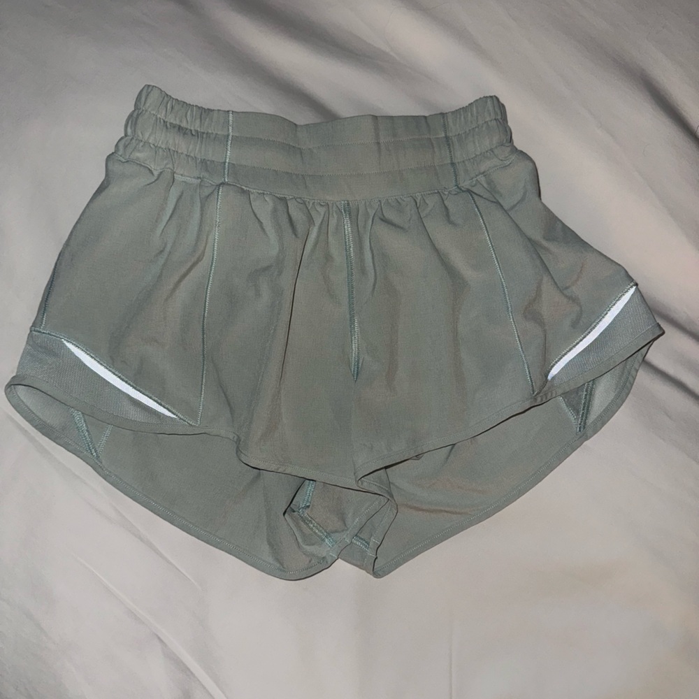 lululemon athletica light blue hotty hots - 2.5” - size 2 - VGUC